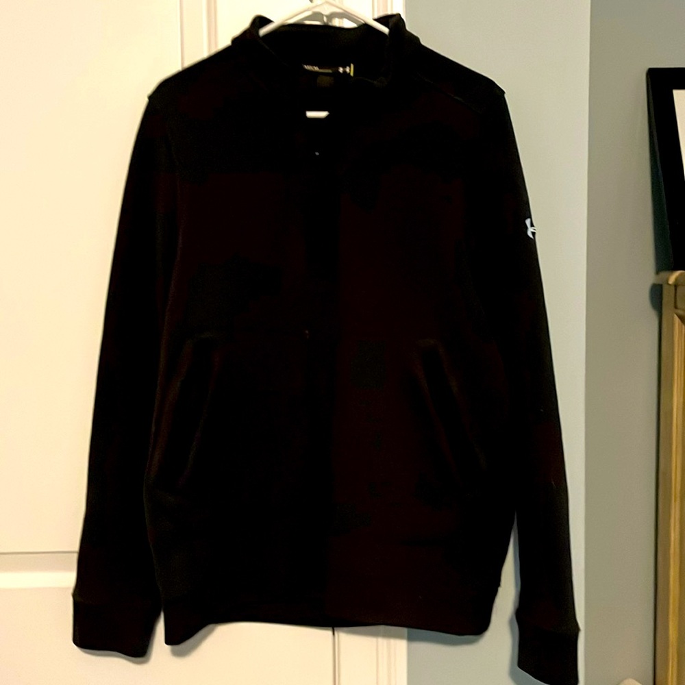 Slightly used U Armor men’s medium black quarter zip up.